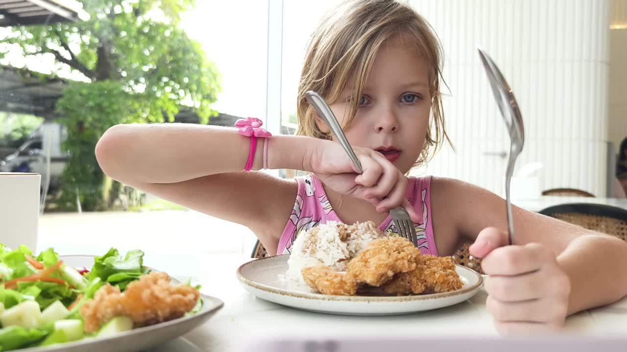 Piccola ragazza che mangia il pranzo