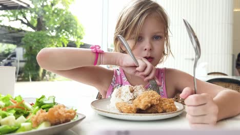 little girl eating lunch