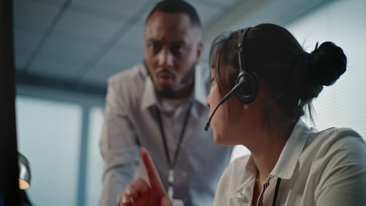 equipo de servicio al cliente discutiendo un problema