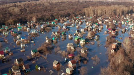 estudio aéreo de las zonas afectadas por la llegada del agua derretida. edificios en la ciudad al atardecer. inundaciones, pantanos y desastres naturales.