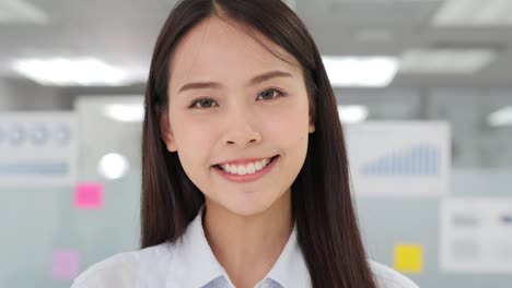 portrait of business woman talking to camera with smiling.