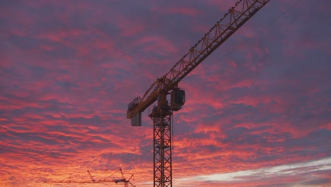 nubes azuladas doradas sobre el sitio de construcción brillan a la luz de una puesta de sol