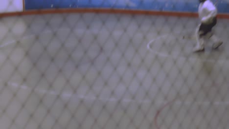 liga de hockey de pelota cubierta femenina equipo verde contra blanco con un gol justo en el portero