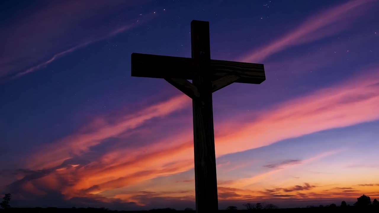 다채로운 해가 지는 하늘을 배경으로 된 나무 십자가