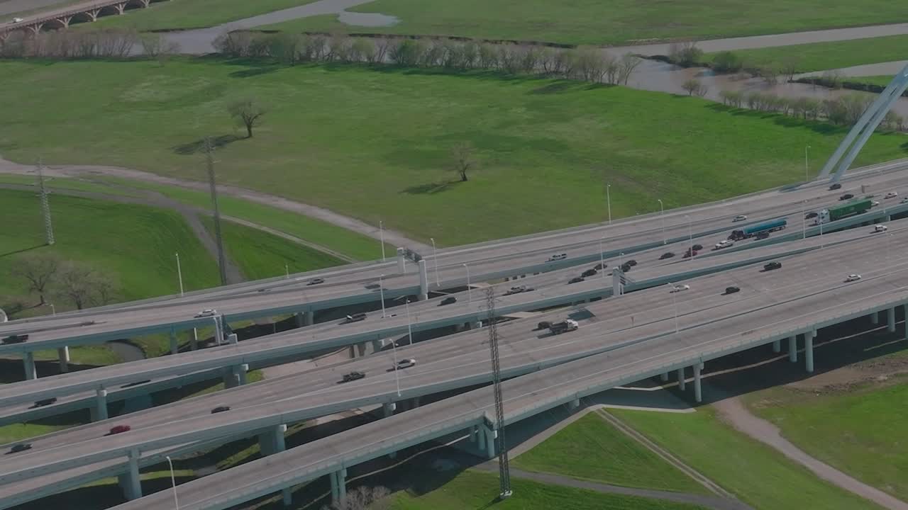 Pemandangan udara pusat kota Dallas dengan jalan dan ladang hijau