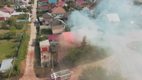 incendio de casa con camiones de bomberos