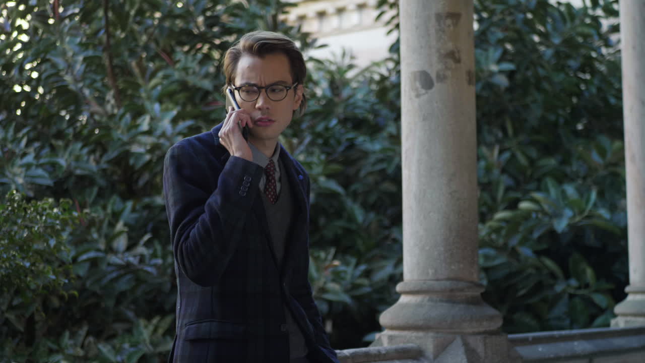 스마트폰으로 대화를 나누는 학생