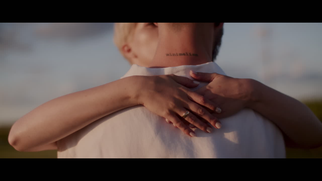 pareja abrazándose al aire libre