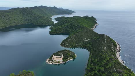 vista aérea de una bahía de una isla croata