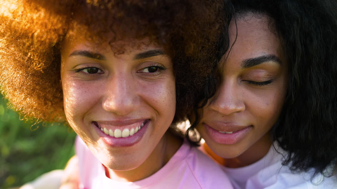 해바라기 들판 에 있는 여자 들
