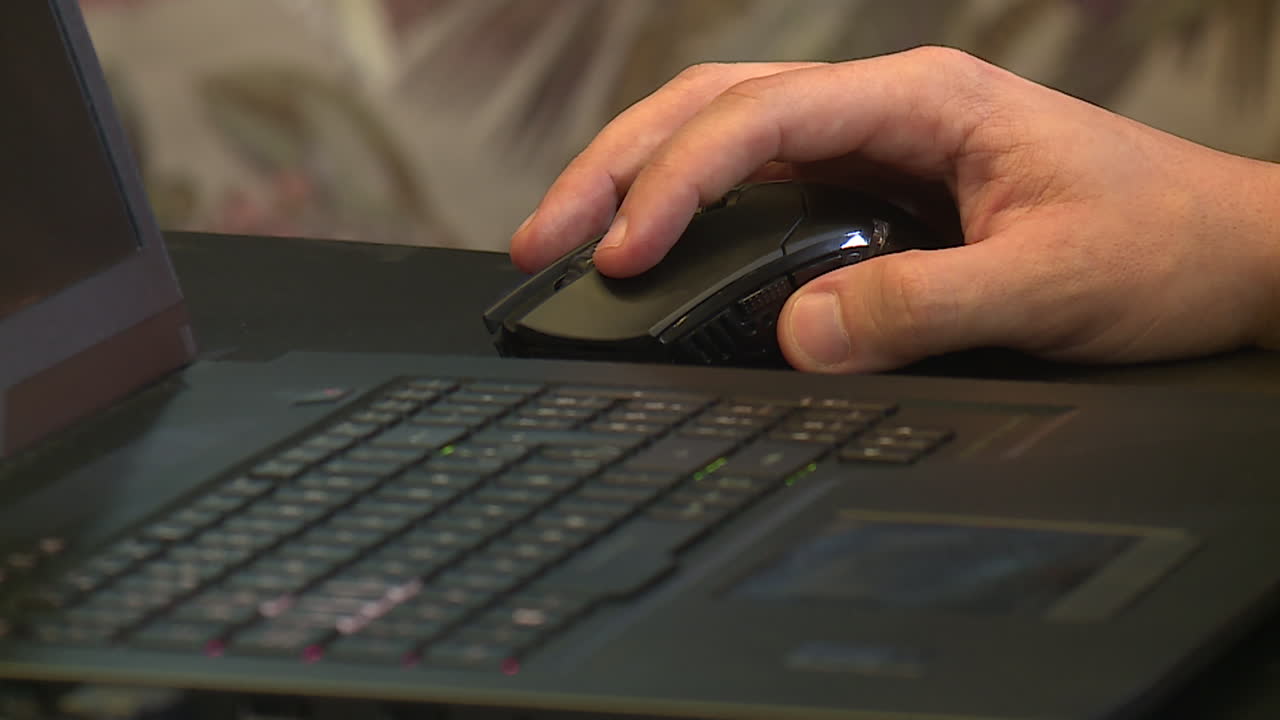 человек, использующий портативный компьютер