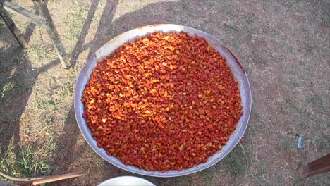el pepinillo de mango en el estilo indin de primer plano