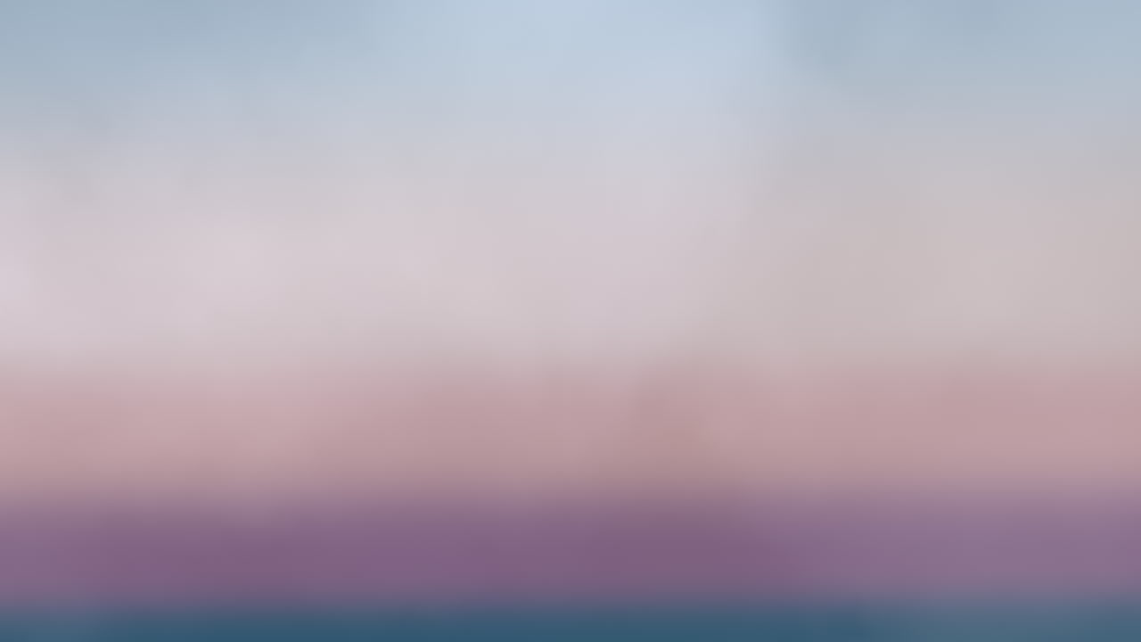 cielo púrpura del atardecer en verano