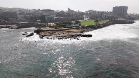 Olas-Rompiendo-Contra-La-Cala-En-La-Jolla,-California-En-Un-Día-Nublado,-Vista-Aérea-Amplia