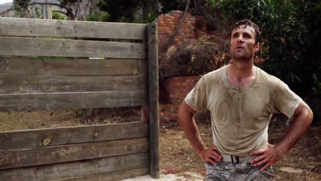 soldado militar de pie en el campamento de entrenamiento 4k