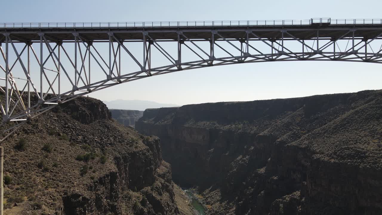 video de drones 4k del puente del desfiladero del río grande en nuevo méxico