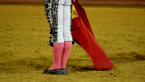 Spanischer-Matador-Steht-Einem-Stier-In-Der-Arena-Gegenüber