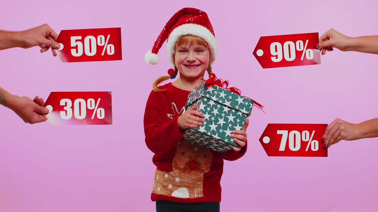 niña feliz niño sosteniendo cajas de regalos y recibir descuentos de navidad inscripciones textos de banner