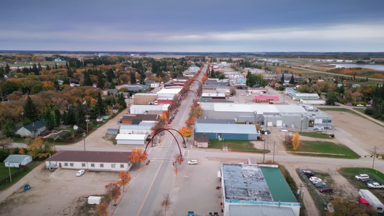 una toma de avión no tripulado de gran angular del paisaje del norte de canadá una pequeña ciudad rural de esquí pueblo de pescadores arcos de la calle principal en la comunidad de asessippi en binscarth russell manitoba canadá