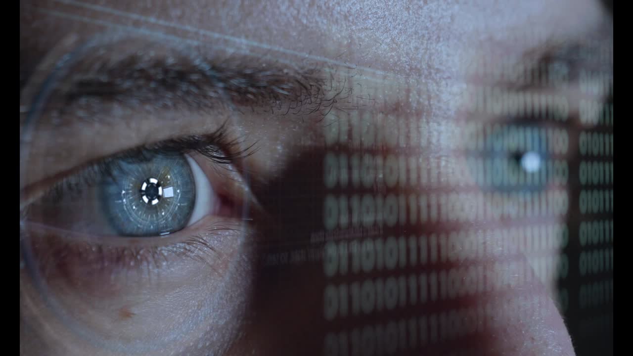 un macro de un joven hombre con el ojo azul parpadeando a cámara lenta.