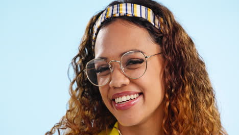 Cara,-Mujer-Y-Sonrisa-Con-Gafas-En-El-Estudio