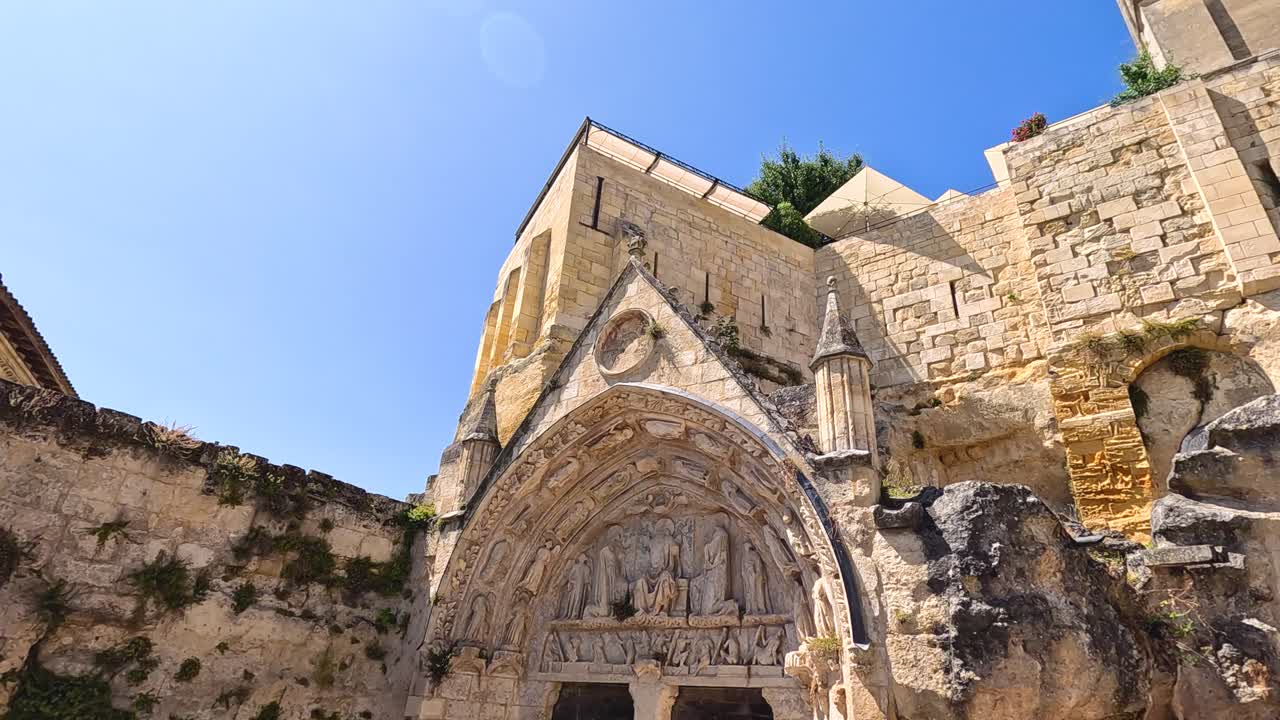 은 파란 하늘 아래의 중세 석조 건물