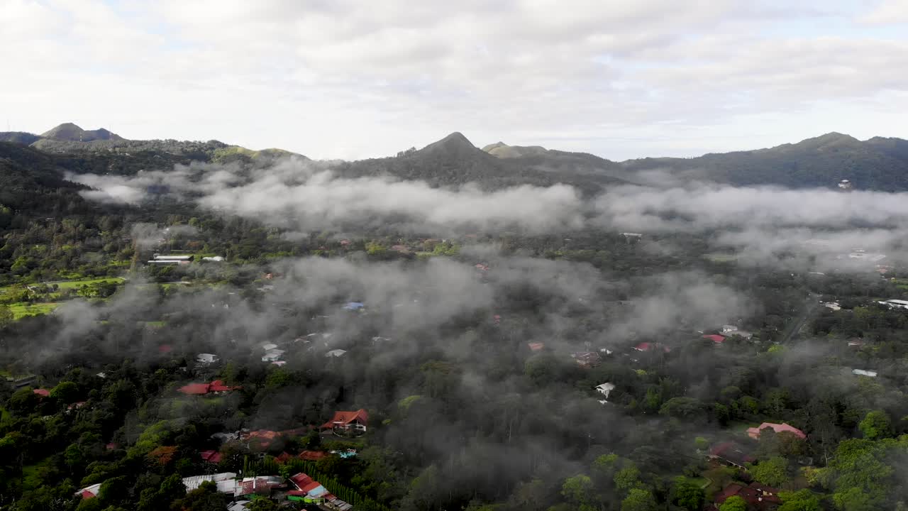 las nubes que se acercan cubren la ciudad de valle de anton en el centro de panamá ubicada en el cráter del volcán extinto, gran angular aéreo cerca de tiro