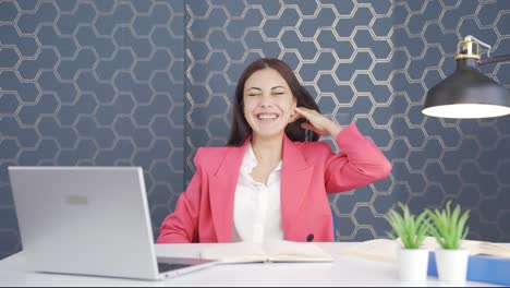 Mujer-Joven-De-Negocios-Rascándose-La-Oreja.