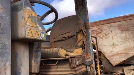 mirando hacia arriba y máquina minera abandonada
