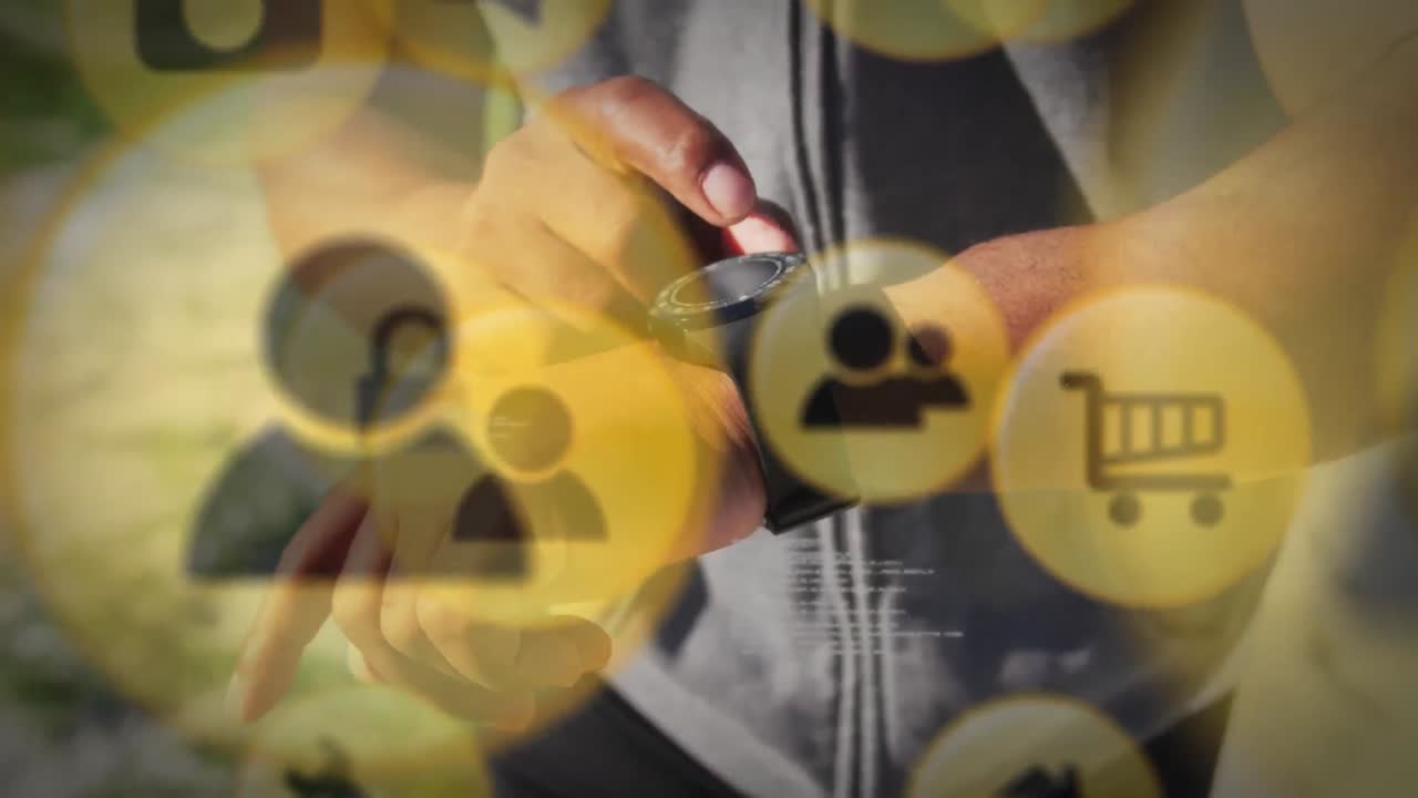 animación de iconos de los medios sobre un hombre afroamericano mayor que usa un reloj inteligente