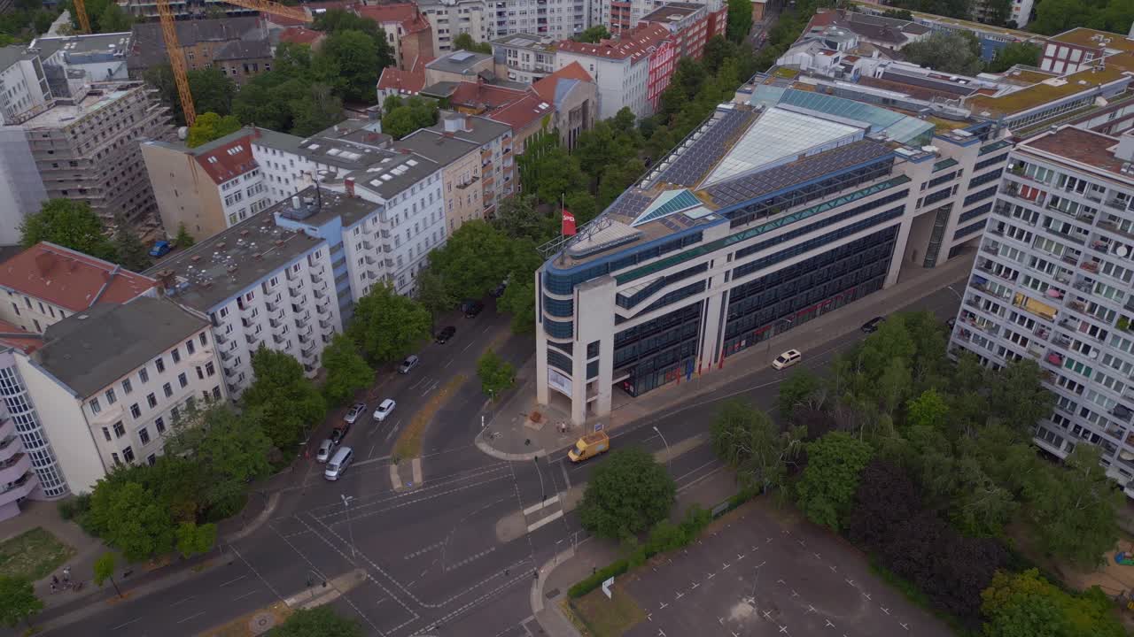 Voo panorâmico superior suave do Comitê Executivo do Partido na cidade de Berlim, Alemanha, dia de verão de 2023.