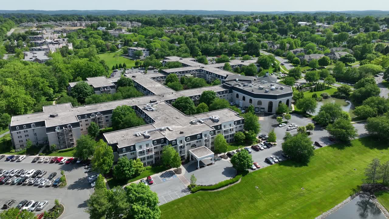 드론 촬영은 호수와 분수를 포함한 아름다운 공원 지역을 가진 광범위한 임대 커뮤니티입니다.