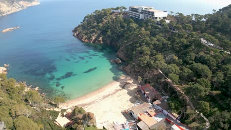 Haz-Un-Tour-Virtual-Por-Las-Playas-Solitarias-De-La-Costa-Brava:-Vistas-Aéreas-De-Cala-Aiguablava,-Sa-Riera-Y-Un-Paraíso-Turquesa