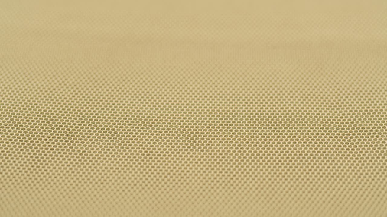 beige malla fina de primer plano. coser un vestido de novia. velo ligero de nylon. sastrería hecha a mano, concepto de ropa profesional. fondo abstracto