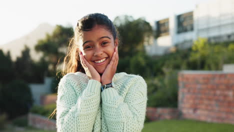 Lindo,-Naturaleza-Y-Cara-De-Una-Niña-Con-Una-Sonrisa.