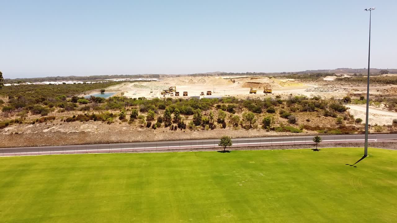 배경 에 건설 기계 가 있는 스포츠 오벌 위, 양체프 역 사이트 오스트레일리아