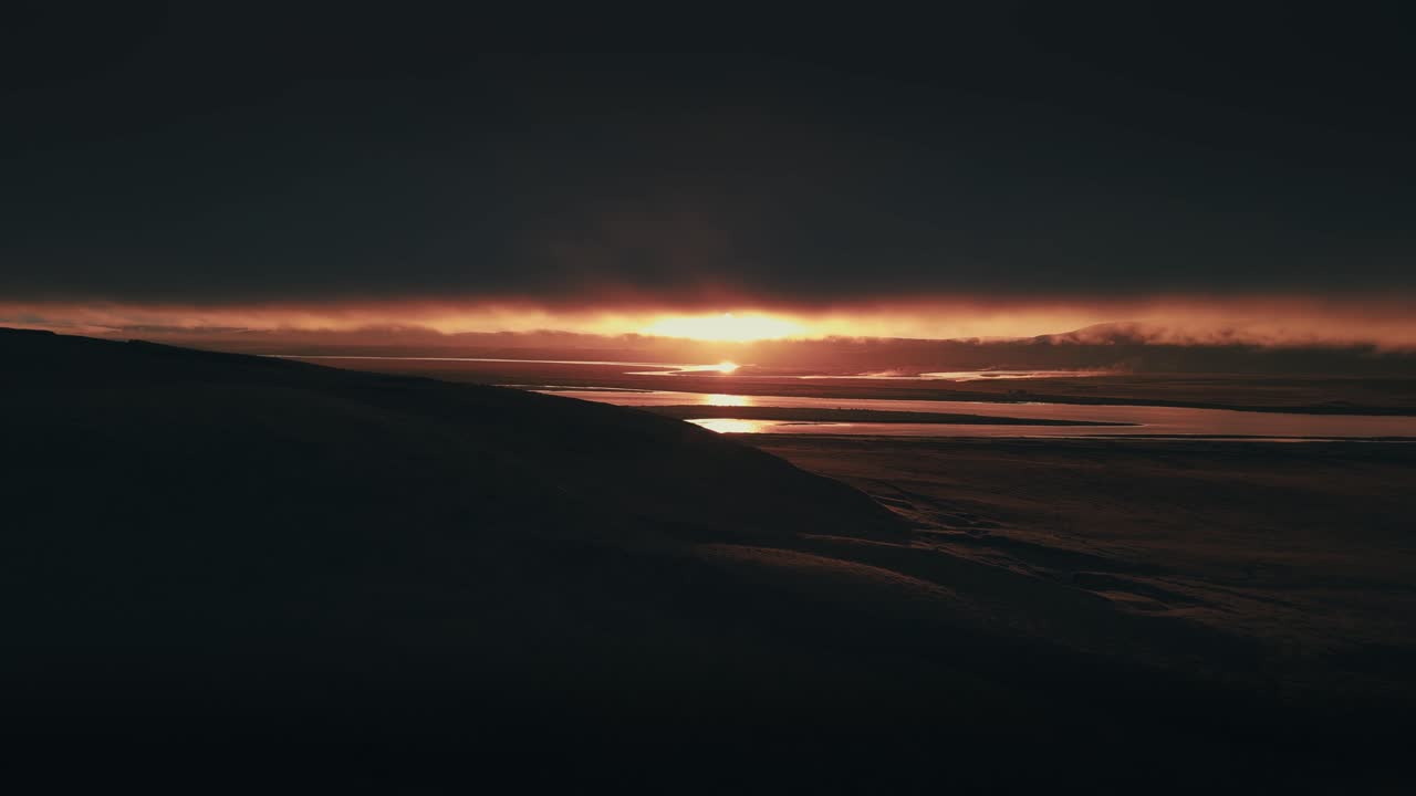 increíblemente hermosa imagen aérea de un atardecer o amanecer rojo contra un río en islandia