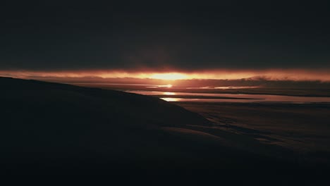 Increíblemente-Hermoso-Drone-Aéreo-De-Una-Puesta-De-Sol-Roja-O-Un-Amanecer-Contra-Un-Río-En-Islandia