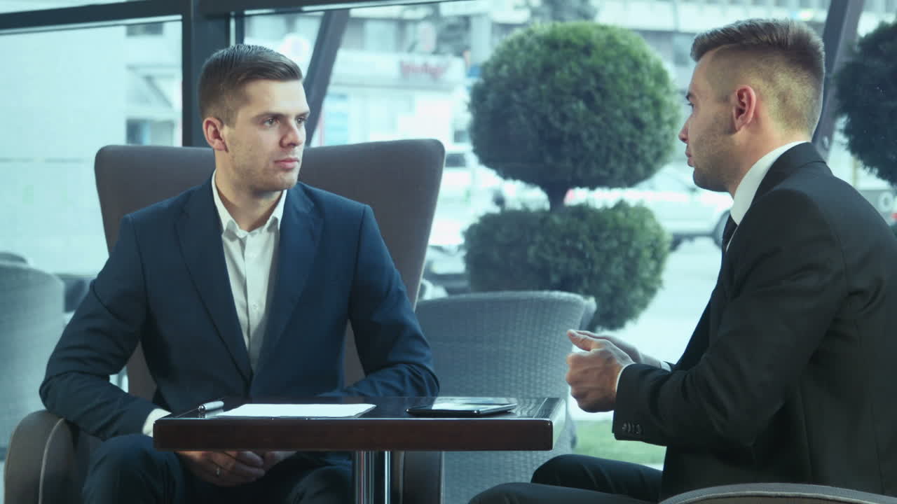 두 사업가 가 회담 을 하고 있다