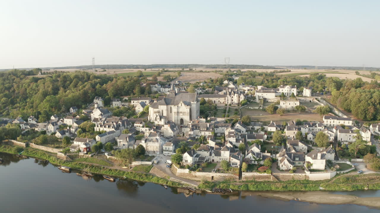 Veduta aerea con drone del villaggio di Candes Saint Martin alla confluenza dei fiumi Loira e Vienne nella Francia centrale