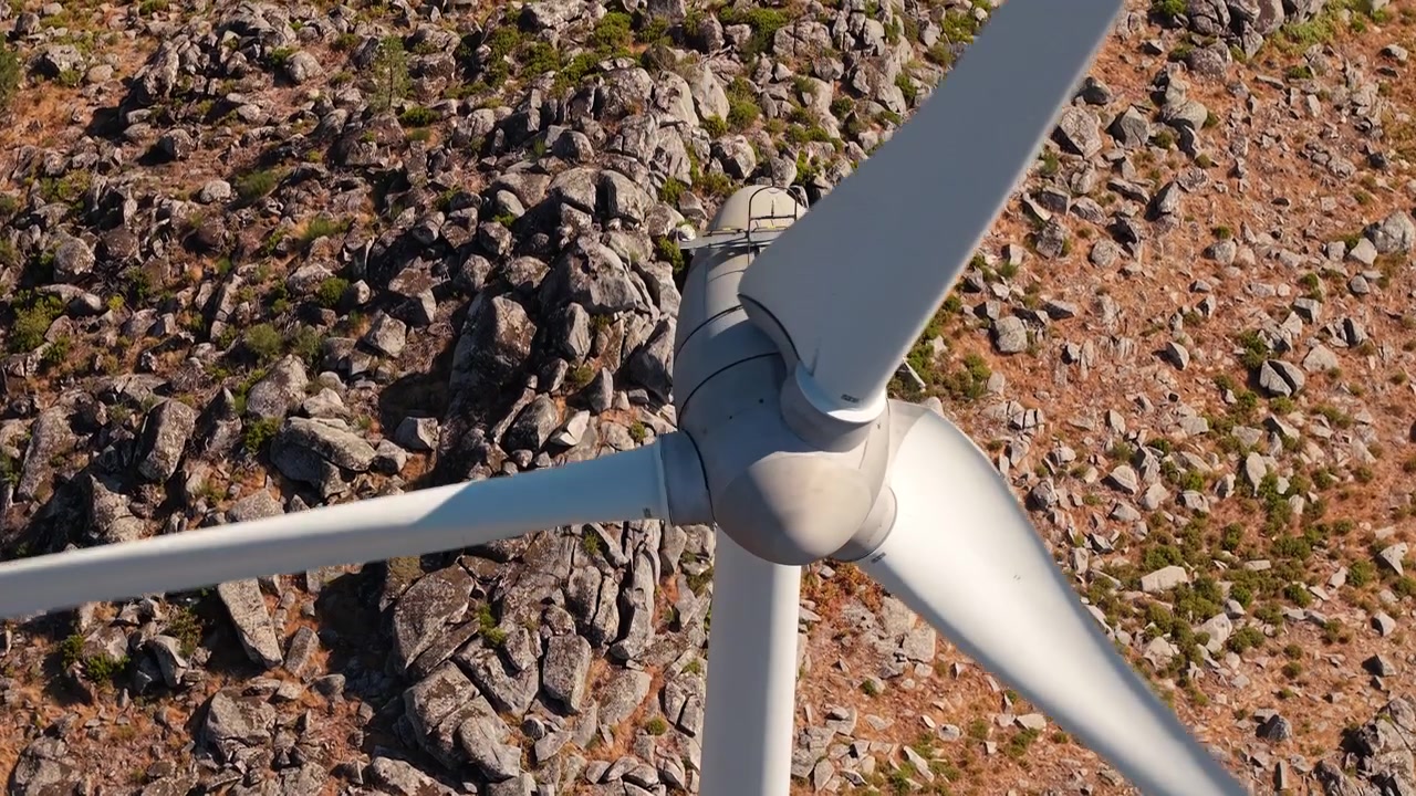 Vista aérea detallada de un rotor y aspas de aerogenerador