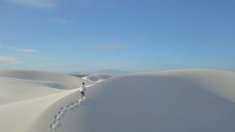 Luftaufnahme-Eines-Mannes,-Der-Auf-Sanddünen-In-Südafrika-Geht