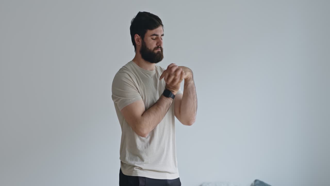 hombre en ropa casual