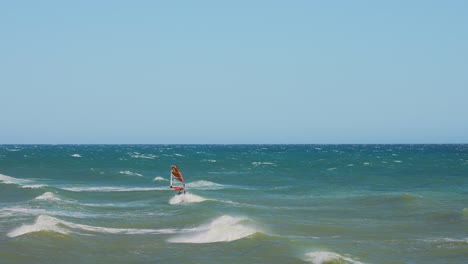windsurfista en un día ventoso en cámara lenta