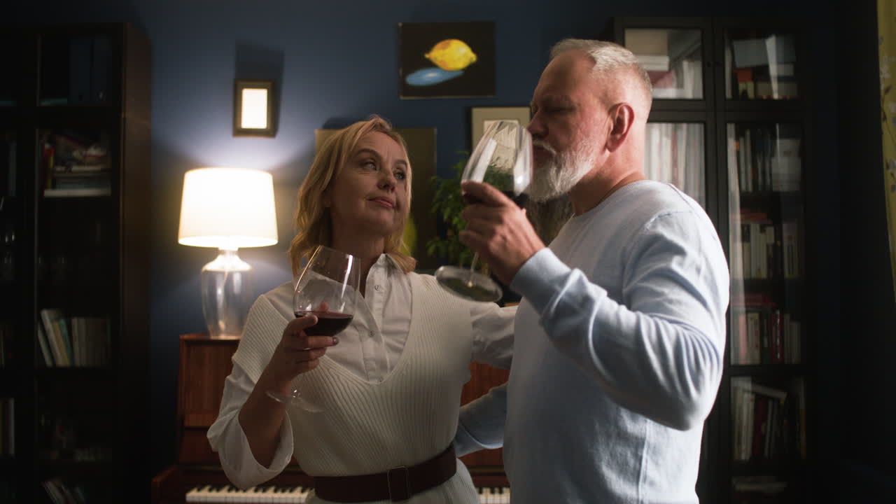 집에서 와인을 마시는 커플