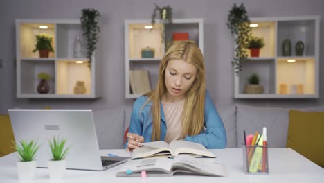 glückliche studentin, die ein buch liest.