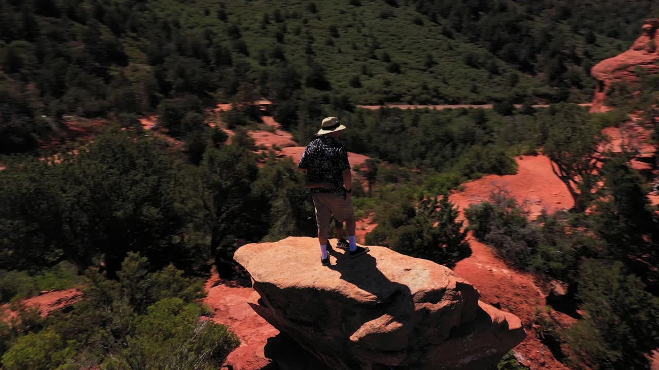 antena de dos amantes pareja de pie en red peak butte cerca de sedona arizona 1