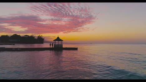 sereno jamaicano puesta de sol gazebo en el