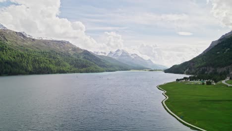 Imágenes-Aéreas-De-Drones-Del-Lago-Silvaplana-En-Un-Día-Claro-Y-Soleado