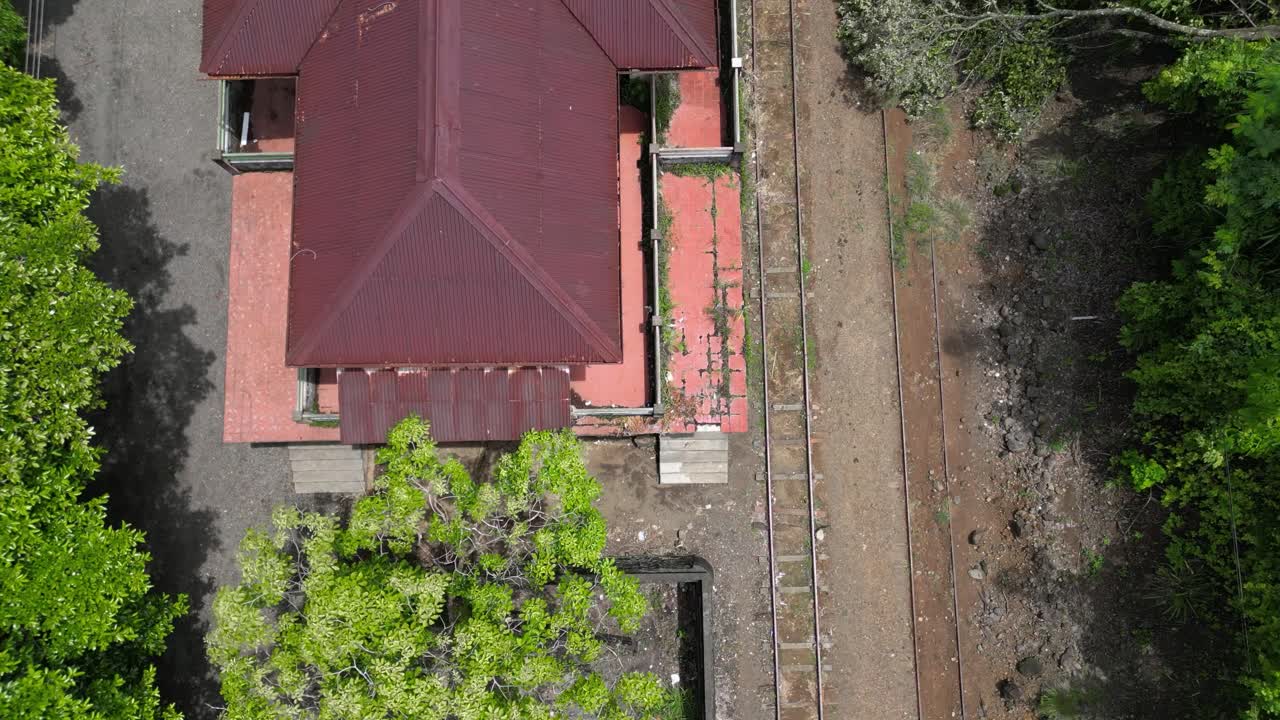 fotografía aérea de una estación de tren abandonada en la zona rural de costa rica